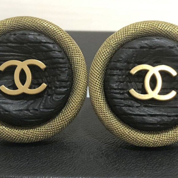 CHANEL CC Logo Black wood Round Clip-On Earrings Gold Tone 94P Auth w/Box - Picture 3 of 9